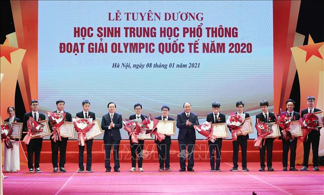 Thủ tướng dự Lễ tuyên dương học sinh THPT đoạt giải Olympic quốc tế năm 2020